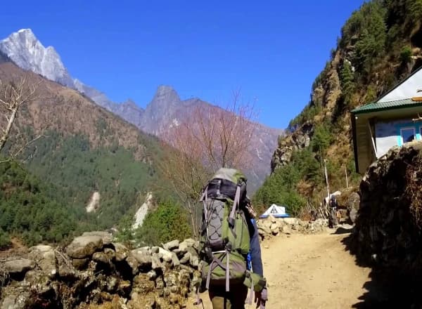 on the way to everest view trek