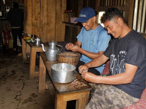 Kanchenjunga trek our team helping inkitchen